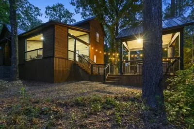 Image de Shady Pines is located in the heart of Hochatown, by Cedar Creek golf course.