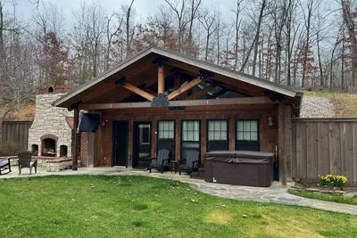 Image de Cozy Studio Log Cabin with Hot Tub!