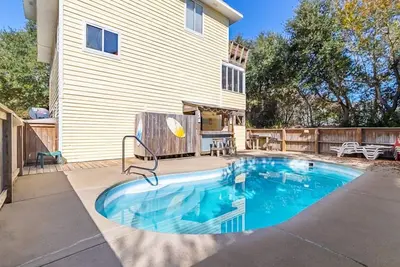 Image de Enjoy the shade of the live oaks at Song of the C in Corolla Nc!