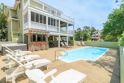 Image de Spacious Oceanside Home w/ Pool, Hot Tub, Tiki Bar, & Rec Room