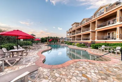 Image de Beautifully furnished townhome with access to indoor and outdoor pools!