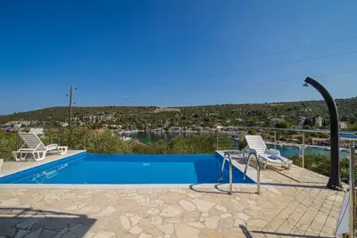 Image de Glorious villa with infinity pool on peacefull island