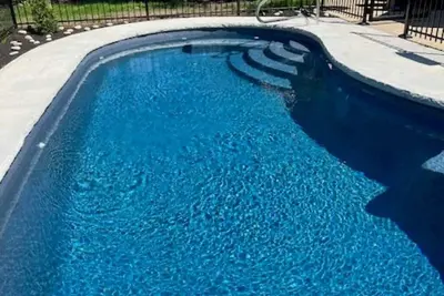 Image de Cozy 2-bedroom house sleeps 6+ with heated inground pool in North Olmsted
