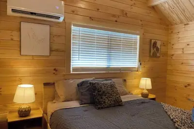 Image de Asheboro 1br Cabin Near Nc Zoo | Loft & Water View