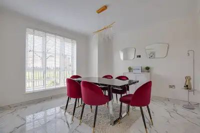 Image de 5 Bedroom House with Free Parking. Only 30 mins to Bond Street Station.