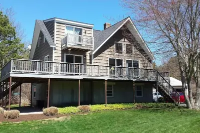 Image de Cozy yet spacious beach home - minutes from Charlestown beaches, BeachPass incl.