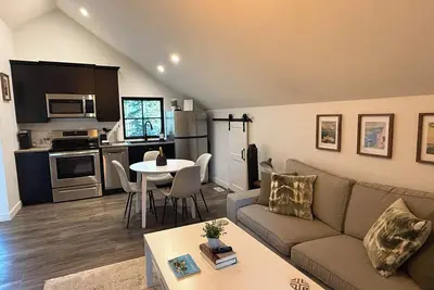 Image de Cozy farmhouse style loft with lake access!