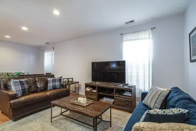 Image de Lincoln Park Living - Suite 2!