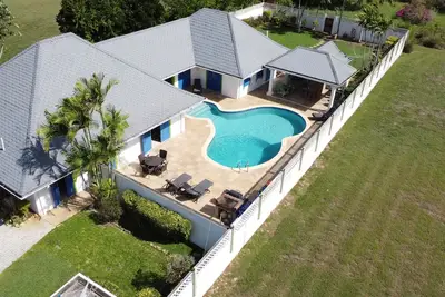 Image de The Heart Villa in Samaan Grove your paradise with a unique heart-shaped pool.