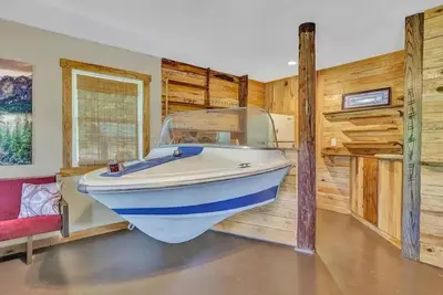 Image de Smith Mountain Lake Waterfront Retreat w/ Hot Tub, Pool Table, & Games