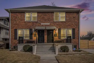 Image de Group Stay: KingBeds l Arcade l FirePit l Yard I 5mins Cws, Chi Arena, Creighton