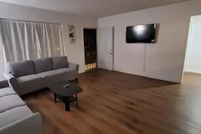 Image de 2 bedroom 1 bathroom 2nd floor apartment