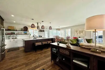 Image de Cottage On Waterfowl Pond/Dog Friendly Fenced Yard