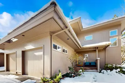 Image de Conveniently located townhome with kitchen, kitchenette, balcony & fireplace