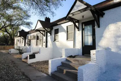 Image de I-135 Access - Near Eateries, Shops & Breweries\n