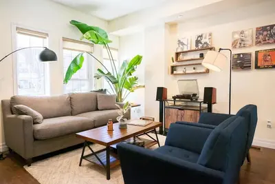Image de Modern 4br Toronto Home | Record Player, Offices\n\n
