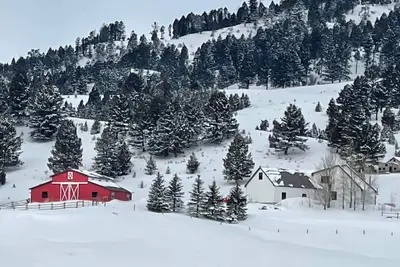 Image de Large Mountain Farmhouse and Party Barn Event Venue-Gorgeous Views