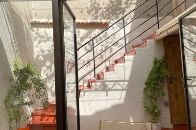 Image de Petite maison de ville avec véranda et patio. Idéal pour visiter l'intramuros.