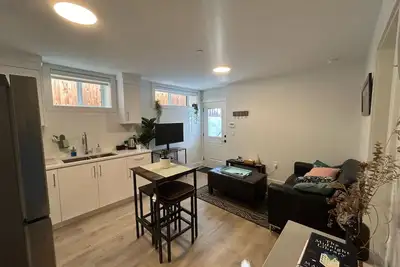 Image de Cozy East Van Suite! Two Bdrm with two workspaces, centrally located