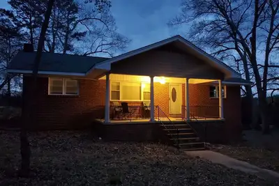 Image de Completely updated Farmhouse with everything you will need! Relax and enjoy!