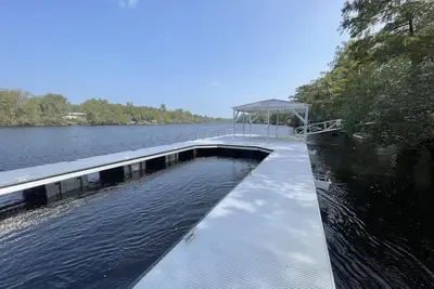 Image de Riverfront Lodge and Outdoor Retreat 5-bedroom on 13 acres