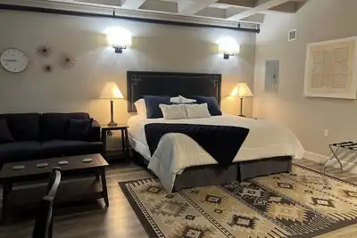 Image de Brand new studio apartment rich with amenities! Less than 5 minutes to downtown
