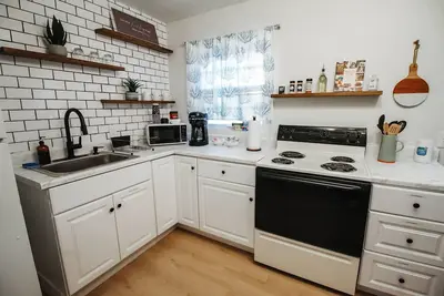 Image de Charming 2 Bed Home with Fenced Backyard Near Wsu! \n