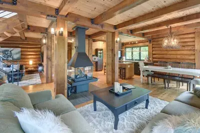 Image de Beautiful log home cottage with Spa & View