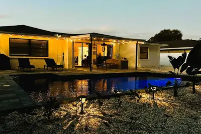 Image de Relaxing Pool Home near Anna Maria and Img