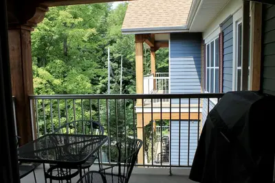 Image de Cozy condo ski in/out in the wood