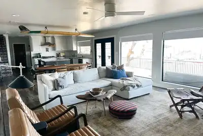 Image de Vintage Americana Lake Home