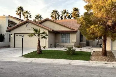 Image de Luxury Mid-Term in Green Valley
