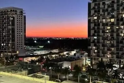 Image de Modern Condo 2br/2ba • Pool • Great Location