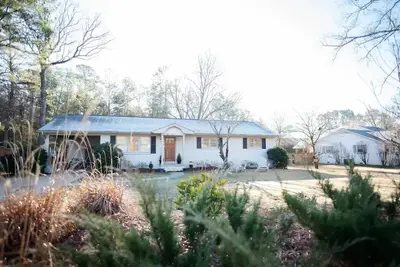 Image de Spacious home, walking distance to square! \n\n