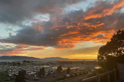 Image de Beautiful Craftsman Home with Sweeping Ocean View - minimum 1 week rental