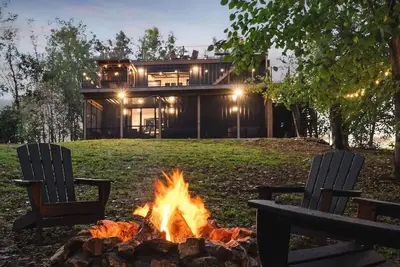 Image de Shipping Container on Center Hill Lake!