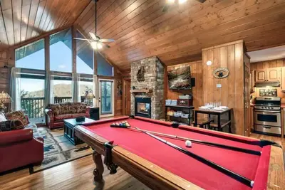 Image de King Bed, Pool Table, Hot tub, Vinyl Record Player, Covered Back Porch w Views! !