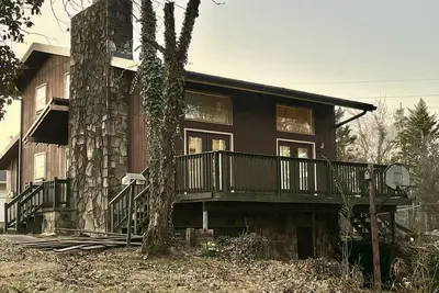 Image de Chatsworth Charm Cabin-Influenced House