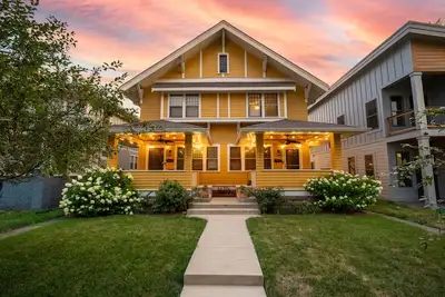 Image de Indy Big House - 6 bedrooms w/Fenced Big Backyard