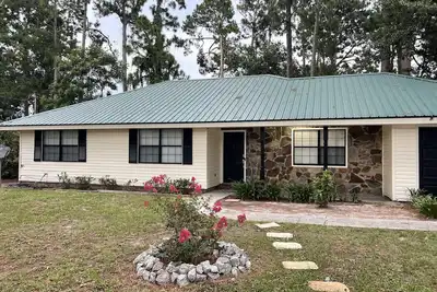 Image de Pillows of Patron Beautiful home in the Heart of Brunswick, and the Golden Isles