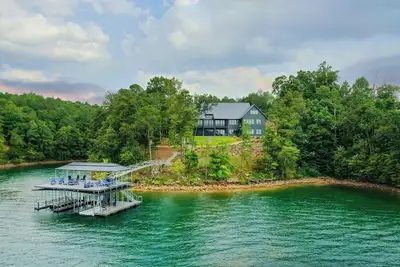 Image de \"Legacy Pointe\" - A Luxurious Smith Lake Home and place to relax & have fun! !