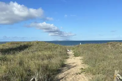 Image de Beachside chill in Bucasia. . Pet Friendly space.