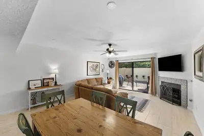 Image de Near shopping restaurants and more! 3 bed/2 bath 2 story home