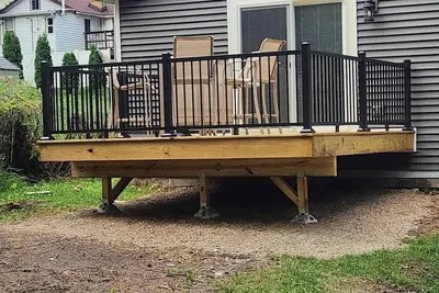 Image de Remodeled home with pontoon rental 2 decks Private beach playground volleyball