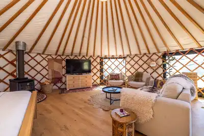 Image de A stylish yurt near Onetangi Beach, with fabulous vineyard views