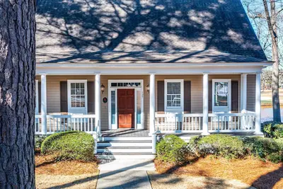 Image de Lakeside Charm on Seven Oaks