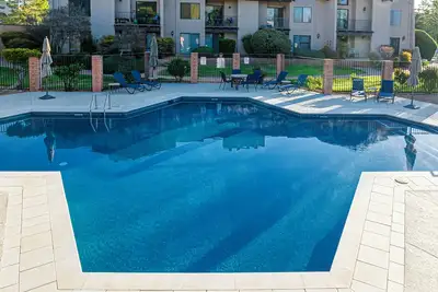 Image de Luxury 2br condo in Sedona's Village of Oak Creek with garden views.