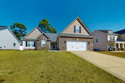 Image de Lovely home with screened-in patio, fireplace, pool, playground, & gym access