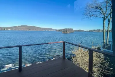 Image de Escape to Intimate Couples Lakeside Retreat, Southwest Aesthetics, Outdoor Space Galore