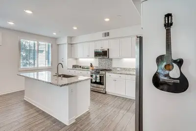 Image de Convenient Anaheim Condo: Walk to Angel Stadium